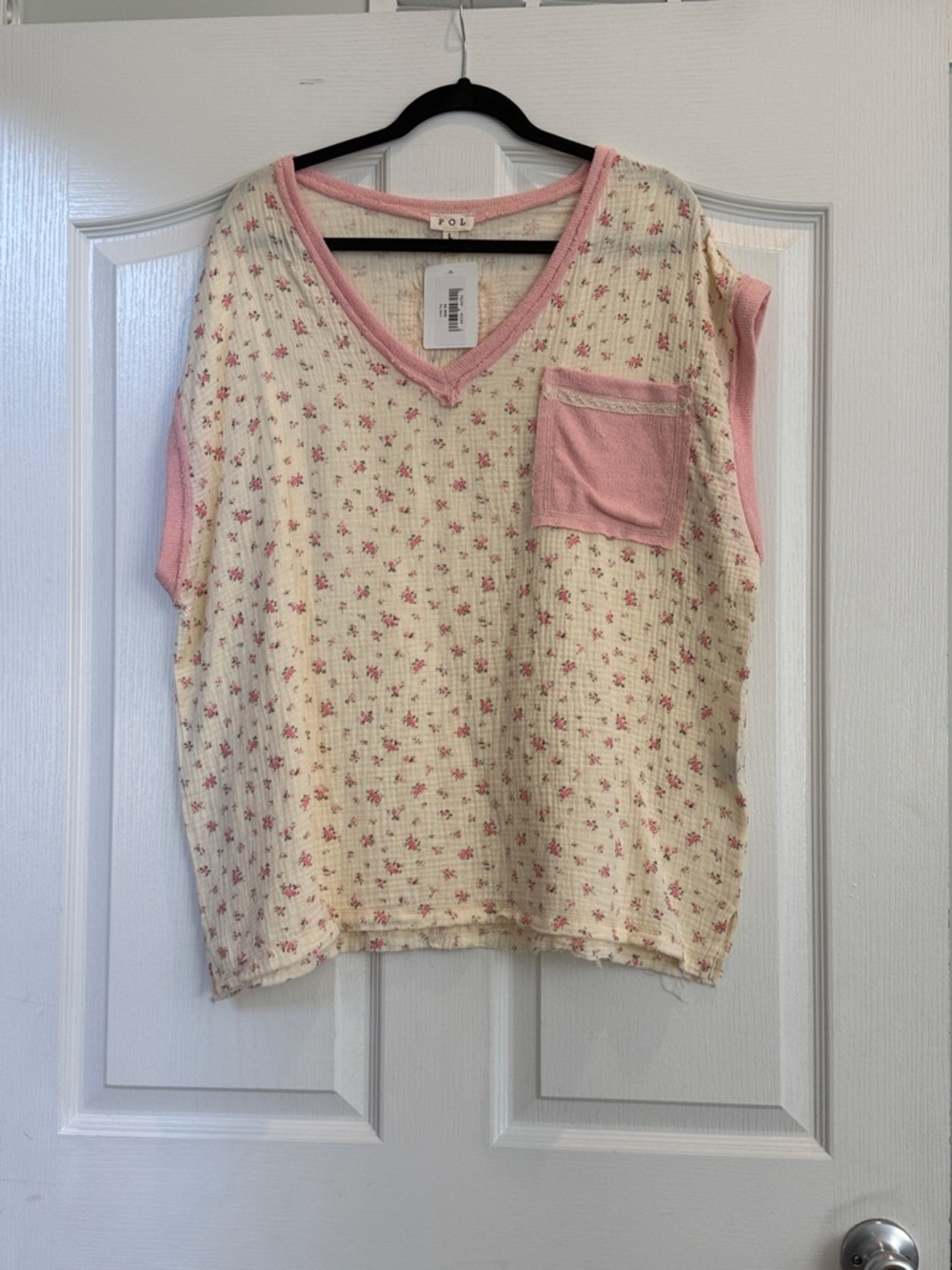 POL Short Sleeve V-Neck Floral Pocket Tee in Cream and Pink